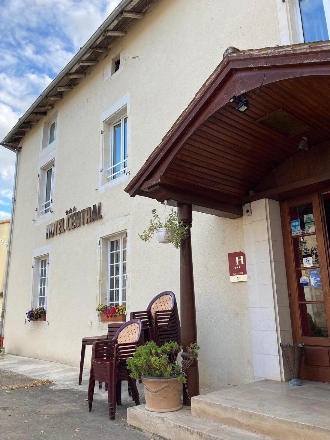 Hotel Central Chaunay Exterior photo